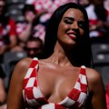 Najpoznatija hrvatska navijačica objavila provokativan selfi iz lifta: Trbušnjaci su joj brutalni