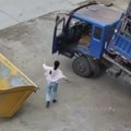 Kamion u punoj brzini krenuo da juri niz ulicu Žena uletela u kabinu i jednim potezom sprečila tragediju! (video)