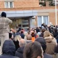 Burno ispred opštine Obrenovac: Građani gađali jajima ulazna vrata opštine i zaposlene (video)