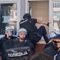 Pogledajte kako policija upada u zgradu DIF-a kroz prozor