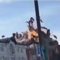 (Video) Zabija se u zgradu fakulteta, ljudi u panici beže! Brutalan napad usred bela dana: Buknuo požar posle eksplozije u…