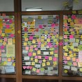 FOTO: Na skupu podrške profesorima "Jovine", đaci putem stikera poručili šta im smeta, nedostaje i šta žele.