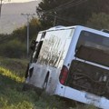 Vozač autobusa teže povređen: Detalji saobraćajne nesreće kod Bresnice: Jedan muškarac poginuo