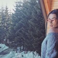 U gradu ima stan, a na planini kuću: Naša pevačica (42) ovde beži od gužve, sad promenila i frizuru: "Volim da se grejem pored…