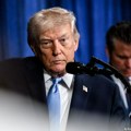 Трамп повлачи САД из међународних агенција и јача војску