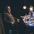 Premijera monodrame “Mesta gde umiru stari kaputi”: Putovanje kroz vreme, uspomene i životne zablude