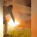 "Odvratni čin": Huligani skinuli i zapalili zastavu RS, skrnavljenje osudili Cvijanović i Stevandić (video)