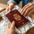 Ljudi masovno počeli da umotavaju pasoše u aluminijumsku foliju: stručnjaci otkrili da li to ima smisla
