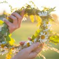 Danas je Ivanjdan - jedno od 3 sveta "roždestva" Veruje se da će sunce igrati na nebu, a da žene koje žele potomstvo moraju…