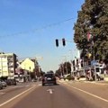 Snimak bahate vožnje u Inđiji: Automobilom prošao na crveno, tik ispred pešaka (VIDEO)