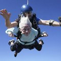 Žena iz Čikaga oborila svetski rekord: U 104. godini skočila s padobranom