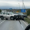 Povređene tri osobe: Sudar u Čačku: Džip pokušao da se uključi na glavni put, pa drugi auto naleteo na njega (foto)