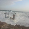 Drama na plaži u Sutomoru Spasioci izvlačili ljude zarobljene u velikim talasima na daskama za veslanje jedna devojka se…