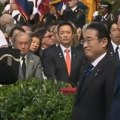 Bajden se ponovo pogubio! Japanski premijer izneverovao, nešto nije u redu sa hodom (video)