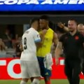 Luis Suarez u svom stilu: Uspeo da ugrize Baneta Ivanovića, ali ne i fudbalera Kolumbije! (video)