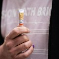 Kako skinuti superlepak sa prstiju: Uz ove savete bezbolno očistite kožu, jeftini su, a ovako se čisti i nameštaj