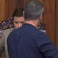 Ćuta kao da je u kafani prišao Ani Brnabić, ali je pobegao nakon odlučnog poteza predsednice Skupštine VIDEO