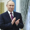 Rusi u redovima čekaju da kupe majice sa citatima Putina FOTO/VIDEO