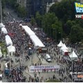 Šta se dešava ispred Ćacilenda? Kolona naprednjaka stigla na „književno veče“, kod fontane postavljen transparent FOTO