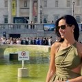 Duga haljina i gola ramena, a dole patike: Ana Ivanović se ovako baškari u Londonu: "Uživam još nekoliko dana" (foto)