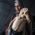 Priča o potresnoj fotografiji majke i njene gladne bebe iz Gaze