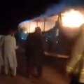 Najmanje 76 stradalo u stravičnoj nesreći, među njima 17 dece Autobus u plamenu nakon sudara (video)