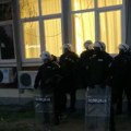 Studenti objavili snimke sa DIF-a na koji je dekan upao sa maskiranim osobama: „Razbili su prozore i upali dok su studenti…