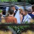 (Foto) prve slike sa venčanja, mlada nosi veo do poda: Mađarski glumac se venčao u srpskoj crkvi, gosti nose cveće, svi u…