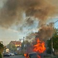 Saobraćaj obustavljen, automobil gori nasred ulice: Drama u Žarkovu: Iz vozila se širi vatra i gust dim (foto)