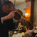 Pije vino dok joj violinista svira na uvce Nataša Ninković u kafani u Budimpešti: Glumica se snimila u provodu, sve joj je…