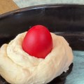 TAJNA VASKRŠNJIH OBIČAJA KOJU SU NAŠE BAKE ZNALE: „Čuvar kuće“ se ne baca, a evo kako da jaja budu savršeno crvena! [VIDEO]…