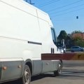 (Video) Kao da nam je malo tragedija: Rampa spuštena, kombi zaobilazi kolonu i pravo preko pruge! A onda ga slede i ostali