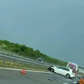 Automobilom se zakucao u bankinu na auto-putu! Haos kod Pećinaca, veliki zastoji u smeru ka Beogradu: Klizav kolovoz dodatno…