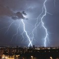Nevreme "udarilo" po Srbiji, grad tukao, naglo je zahladnelo: Oglasio se RHMZ, evo šta nas očekuje tokom noći