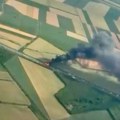 Crni dim se nadvija nad njivama! Snimak drame kod Šimanovaca iz vazduha: Vozači kamiona izvučeni iz vozila, požar zahvatio i…