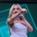Kaubojske čizme i ultra-minihaljina: Maja Berović stajlingom na koncertu u Žitištu pomerila granice, svi pričaju o njenoj…