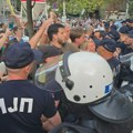 Policija u Smederevu privela nastavnicu engleskog jezika jer je lepila studentske nalepnice VIDEO
