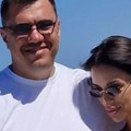 Bojana Rajić u miniću mami uzdahe! Muž je ne ispušta iz zagrljaja, krstare jahtom - iza njih nestvaran prizor