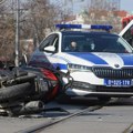 Незгода у Рузвелтовој: Возач с пробном скренуо где је забрањено и покосио мотоциклисту, боре му се за живот