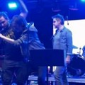 Prvi snimak pevača dok su ga sklanjali sa bine u Hrvatskoj, Goran nije mogao da stoji: Koncert trajao minut