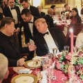 Raskošna večera u Beloj kući za Sija: Tramp Siju poklonio statuu orla, napravljenu u saradnji sa Melanijom