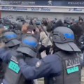 (Video) Predmetima gađali policajce, na njih bacali i sonu kiselinu: Masovni protesti srednjoškolaca u evropskoj državi, bukte…