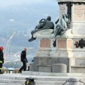 Stručnjaci za bombe na terenu nakon sumnjivog pronalaska u Firenci