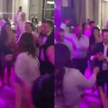 Hit snimak dritana abazovića: Crnogorski premijer zaigrao na svadbi, a u pozadini Bečić tapše i poskakuje, svi se pitaju…