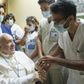 Papa u petak izlazi iz bolnice, objavljene prve fotografije nakon operacije