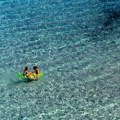 Dvogodišnjak iz Srbije u centru drame na grčkoj obali: Vetar mališana na gumenom čamcu odneo dva kilometra od obale