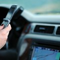 Kolike su kazne za korišćenje mobilnog u vožnji: I pešaci mogu biti u prekršaju