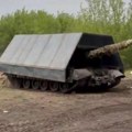 Kornjača oklop za ruske tenkove! „Car Mangal“ predmet podsmeha, ali sve češće na bojnom polju! (video)