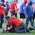 Uznemirujuće! Brutalne scene na fudbalskom terenu: Dvojica huligana bez milosti tuku čoveka sa srpskom zastavom (video)