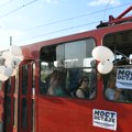 FOTO Protest protiv rušenja Starog savskog mosta: Aktivisti kitili cvećem tramvaje koji tu prolaze